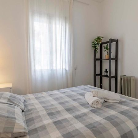 Apartamentos Los Remedios Seville Luaran gambar