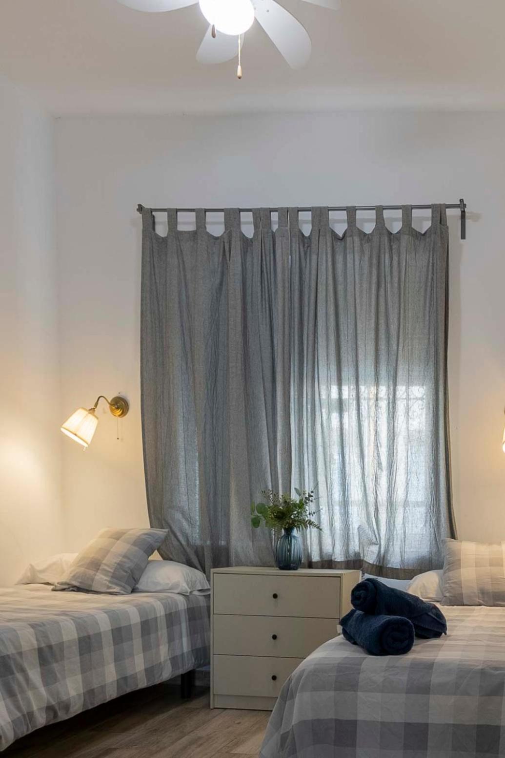 Apartamentos Los Remedios Seville Luaran gambar