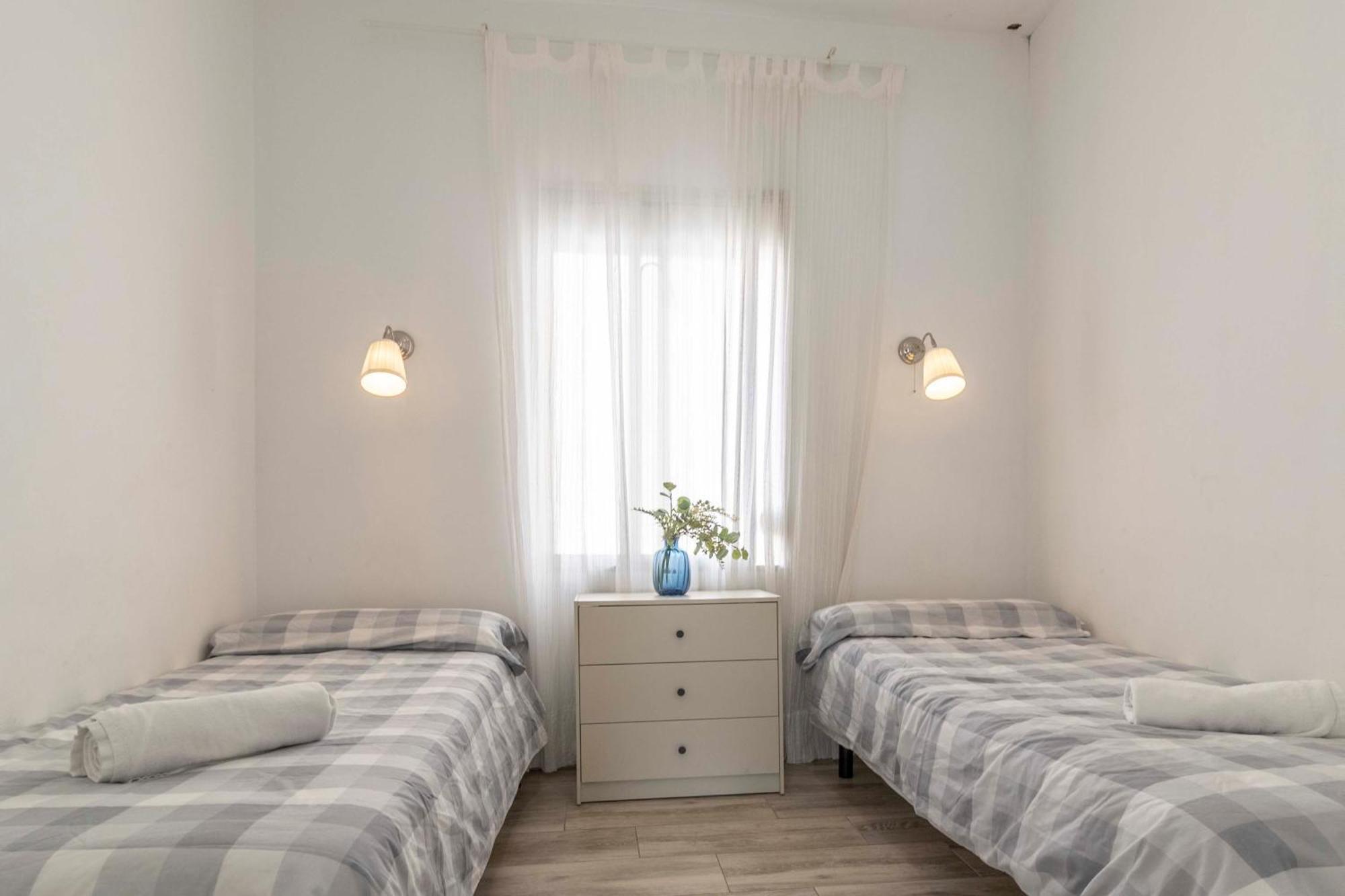 Apartamentos Los Remedios Seville Luaran gambar